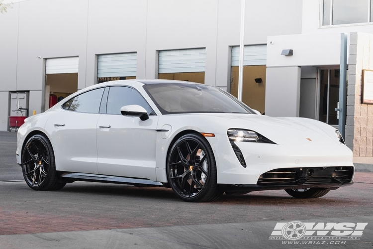 2021 Porsche Taycan with 22" Vossen HF-5 in Gloss Black wheels