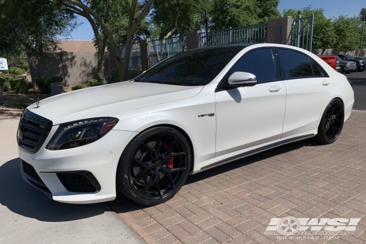 2022 Mercedes-Benz S-Class with 22" Vossen HF-5 in Gloss Black wheels