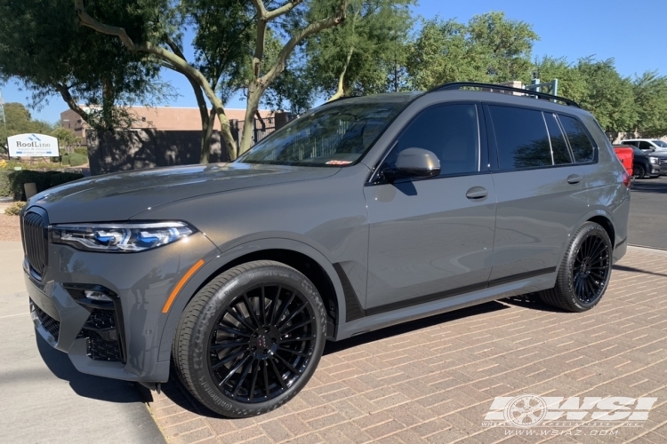 2022 BMW M5 with 22" Koko Kuture URFA in Gloss Black (exposed lug) wheels