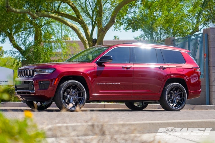 2021 Jeep Grand Cherokee with 22" Vossen HF-5 in Gloss Black wheels