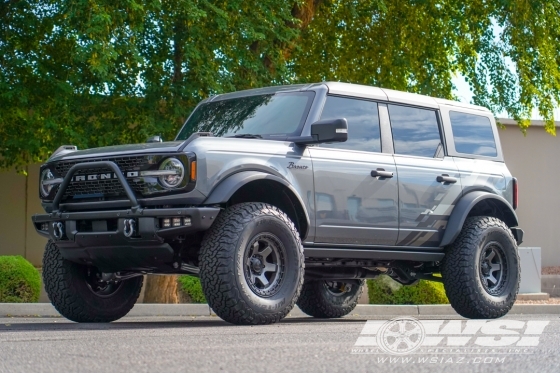 2022 Ford Bronco with 17" Fuel Block D752 in Matte Anthracite (Black Ring) wheels