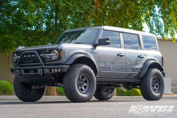 2022 Ford Bronco with 17" Fuel Block D752 in Matte Anthracite (Black Ring) wheels