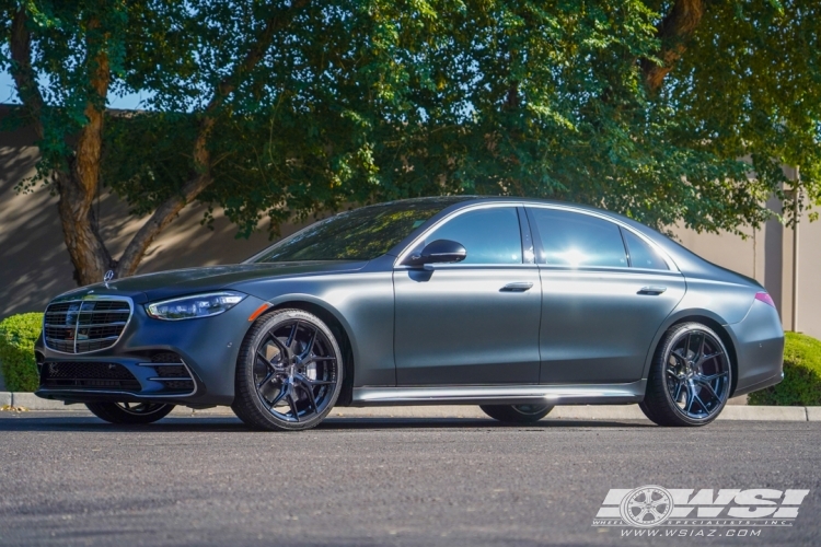 2022 Mercedes-Benz S-Class with 21" Vossen HF-5 in Gloss Black wheels