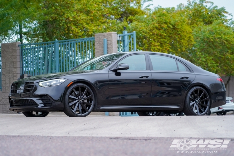 2022 Mercedes-Benz S-Class with 22" Koko Kuture Kapan in Gloss Black wheels