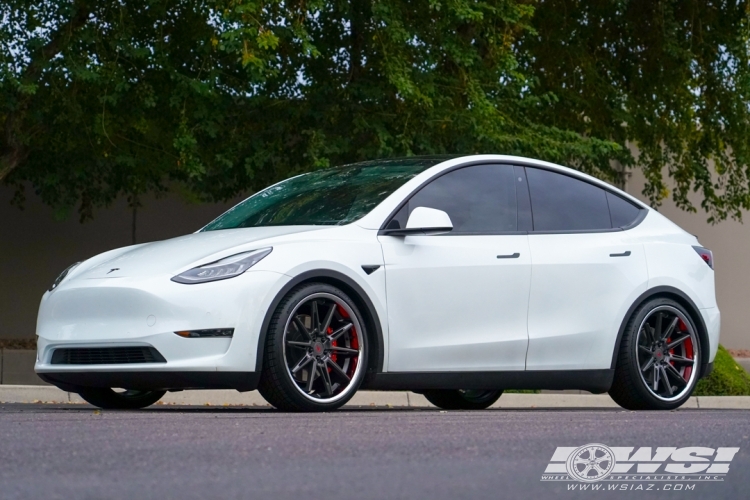 2020 Tesla Model Y with 22" Ferrada CM2 in Matte Graphite (Chrome Lip) wheels