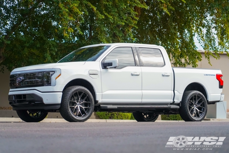 2023 Ford F-150 with 22" Vossen HF6-4 in Gloss Black Machined (Smoke Tint) wheels