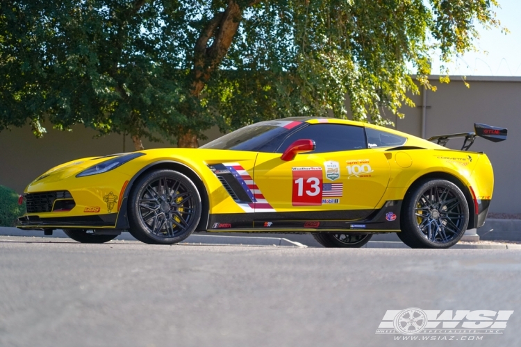 2015 Chevrolet Corvette with 20" Vossen HF-7 in Gloss Black wheels