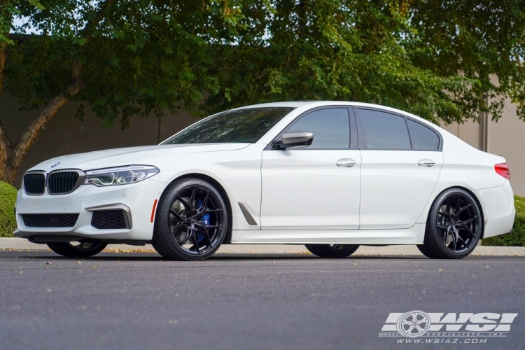  BMW M5 with 20" Vossen HF-5 in Gloss Black wheels