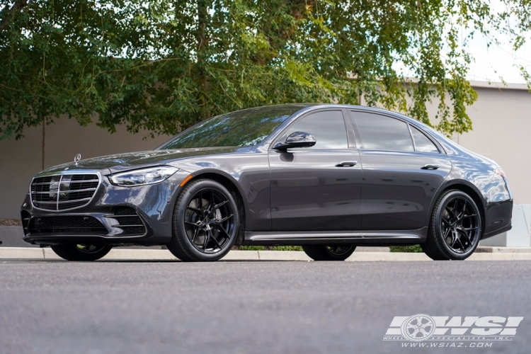 2021 Mercedes-Benz S-Class with 20" Vossen HF-5 in Gloss Black wheels