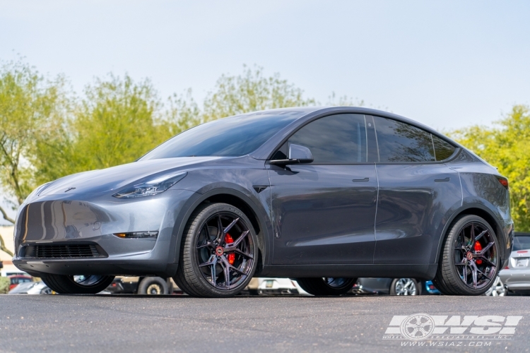 2023 Tesla Model Y with 21" Vossen HF-5 in Gloss Black wheels