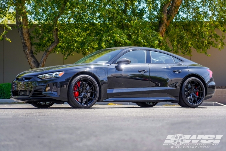 2022 Audi E-Tron GT with 21" Vossen HF-5 in Gloss Black wheels