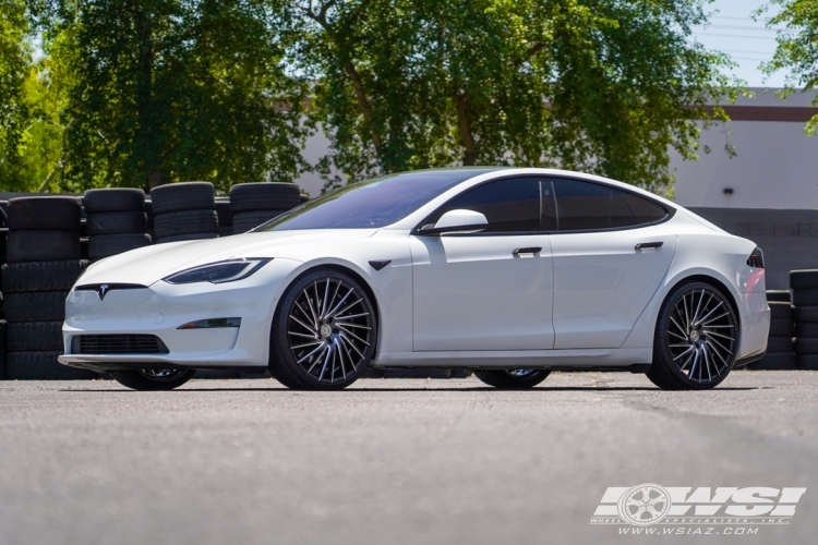 2022 Tesla Model S with 22" Lexani Wraith in Gloss Black (CNC Accents) wheels