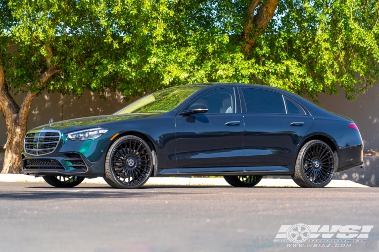 2023 Mercedes-Benz S-Class with 22" Vossen HF-8 in Gloss Black wheels