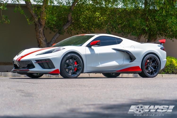 2020 Chevrolet Corvette with 20" Vossen HF-5 in Gloss Black wheels