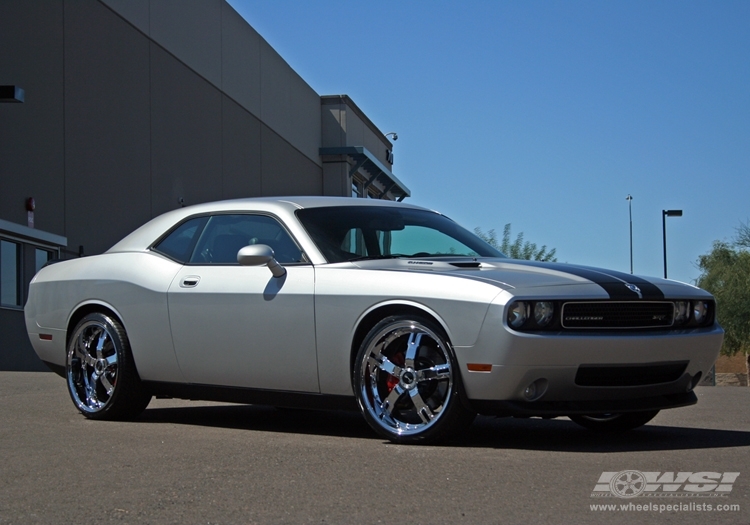 2009 Dodge Challenger with 22" Gianelle Qatar in Chrome wheels