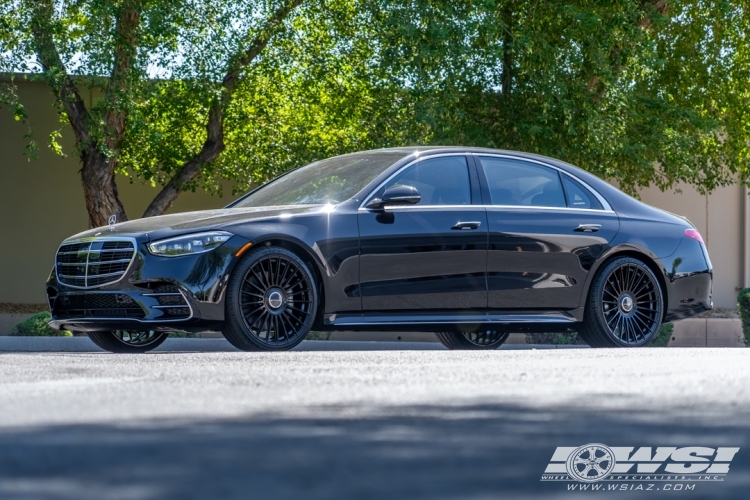 2023 Mercedes-Benz S-Class with 22" Vossen HF-8 in Gloss Black wheels