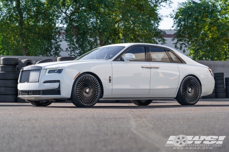 2023 Rolls-Royce Ghost with 24" Forgiato Trimestre-M in Gloss Black wheels