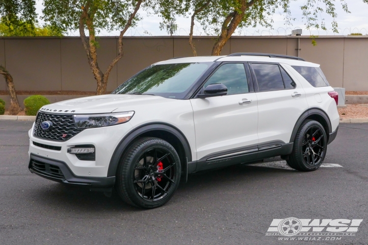 2023 Ford Explorer with 22" Vossen HF-5 in Gloss Black wheels
