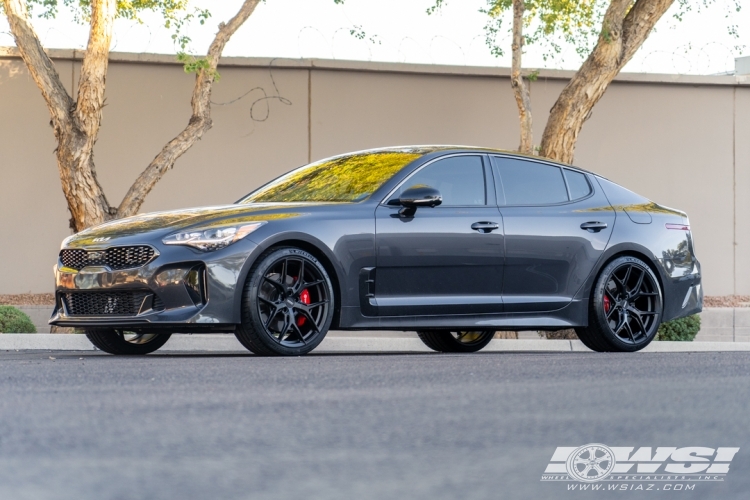 2023 Kia Stinger with 20" Vossen HF-5 in Gloss Black wheels