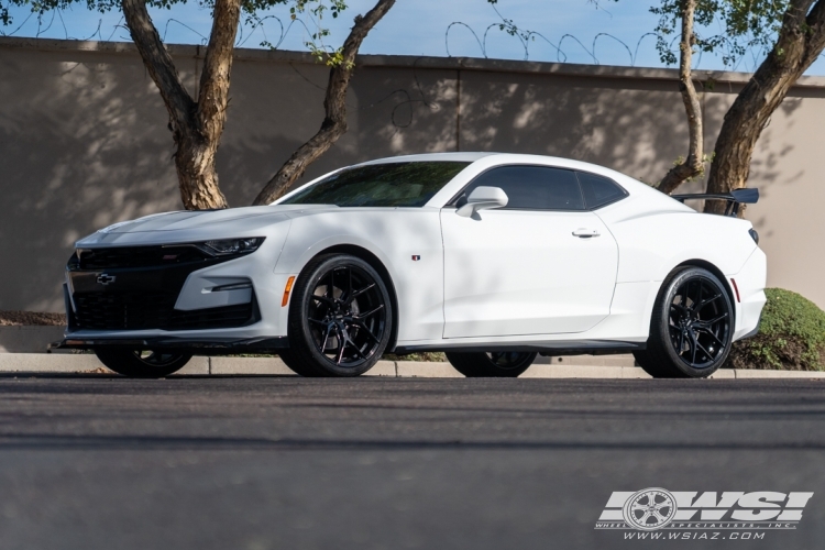 2019 Chevrolet Camaro with 20" Vossen HF-5 in Gloss Black wheels