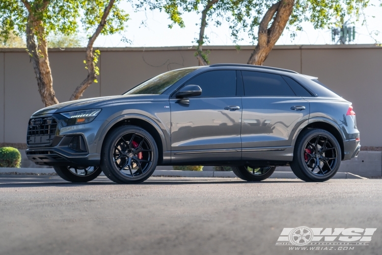 2023 Audi Q8 with 22" Vossen HF-5 in Gloss Black wheels