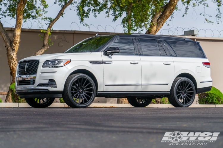 2024 Lincoln Navigator with 24" Gianelle Verdi in Gloss Black wheels