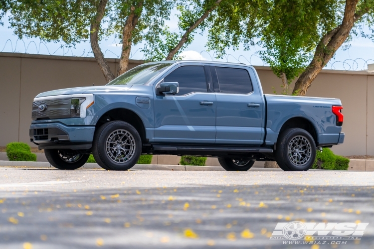 2023 Ford F-150 with 20" Vossen HFX-1 in Matte Gunmetal wheels