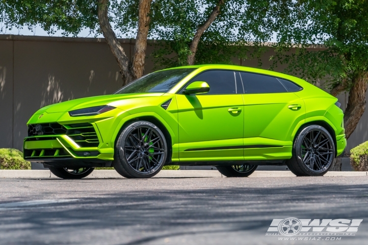 2020 Lamborghini Urus with 23" Vossen HF-7 in Gloss Black wheels