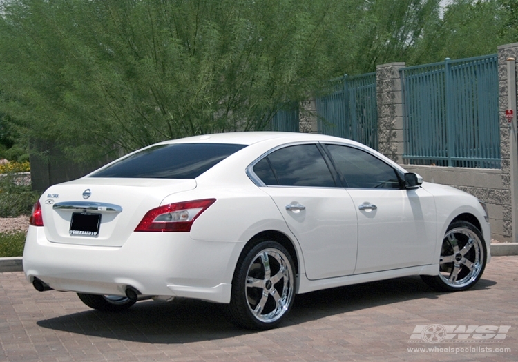 2009 Nissan Maxima with 20" Gianelle Qatar in Chrome wheels