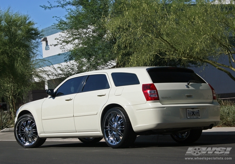 2006 Dodge Magnum with 22" Vagare V06-Zucchero in Chrome (Discontinued) wheels