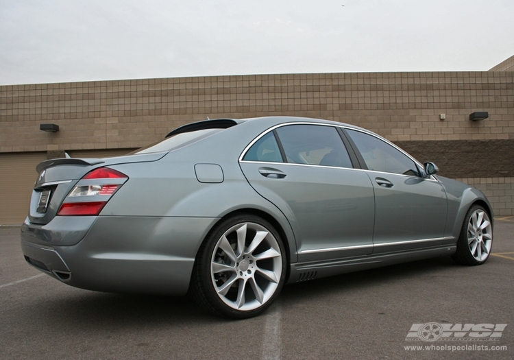 2007 Mercedes-Benz S-Class with 21" Lorinser RS8 in Silver wheels