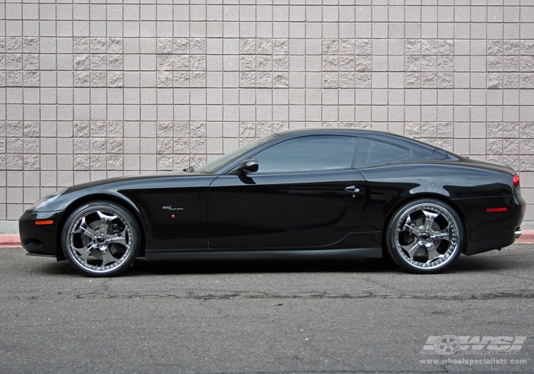 2007 Ferrari 612 Scaglietti with 22" GFG Forged Trento-5 in Chrome wheels