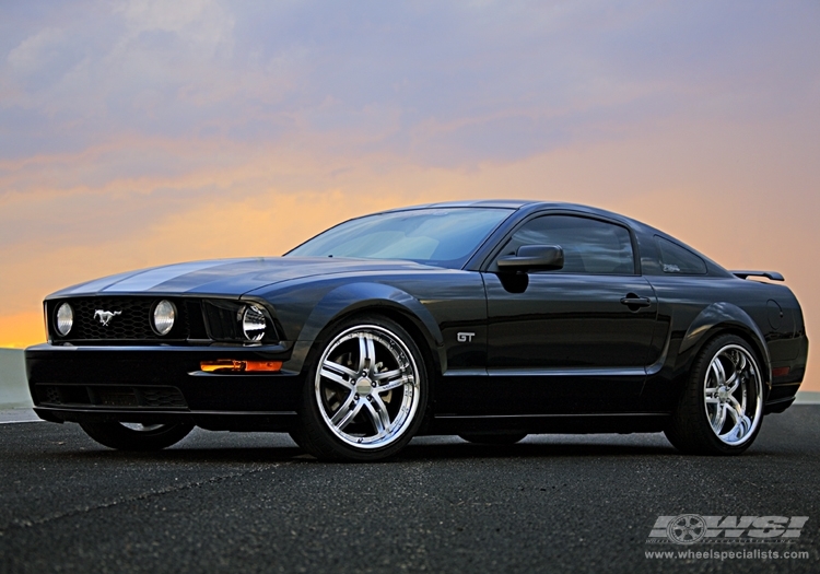 2007 Ford Mustang with 20" Vossen VVS-078 in Silver wheels