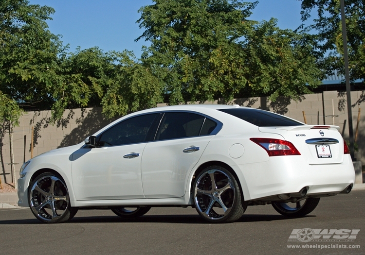 2009 Nissan Maxima with 22" Giovanna Dalar-5 in Chrome wheels