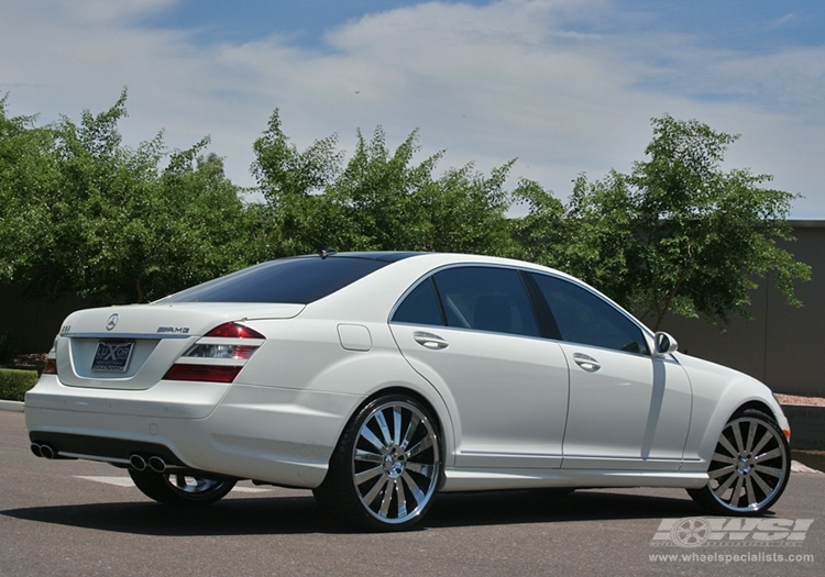 2009 Mercedes-Benz S-Class with 22" Giovanna Closeouts Gianelle Santorini in Chrome wheels