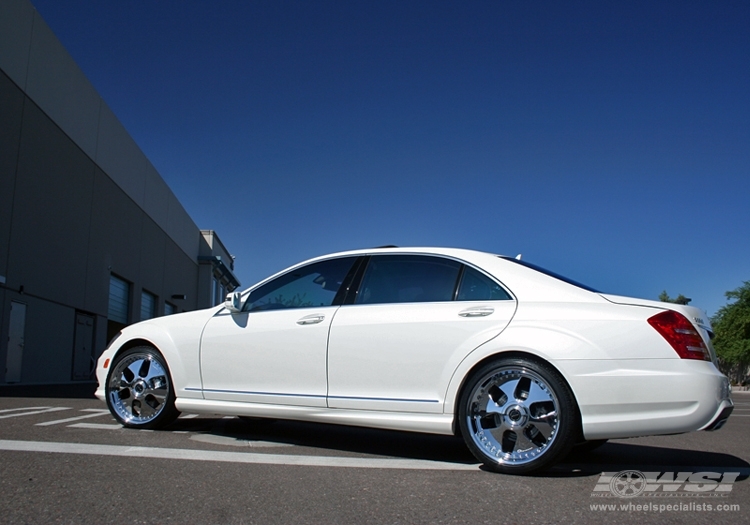2009 Mercedes-Benz S-Class with 22" Giovanna Berlin in Chrome wheels